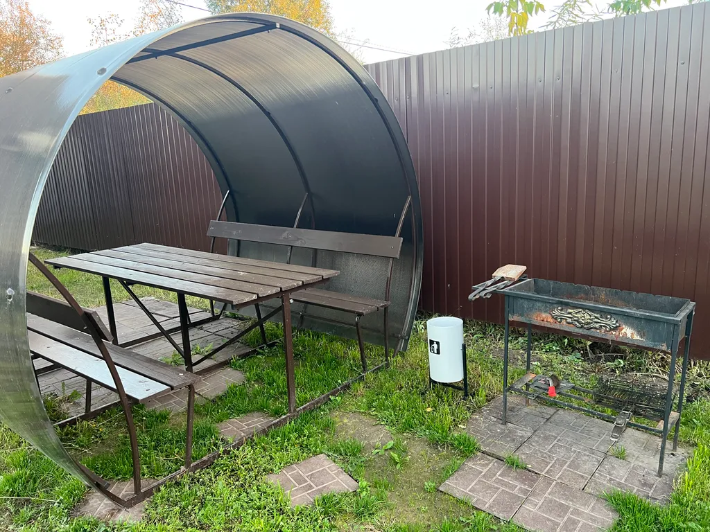 Новый домик на берегу реки с собственным прудом