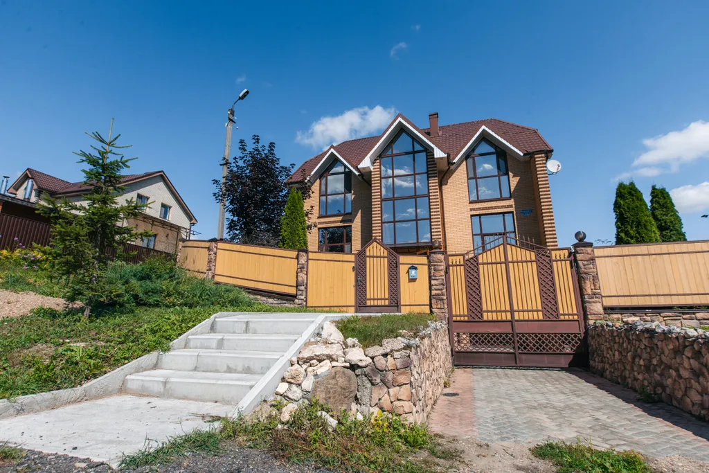 Современный дом в тихом месте