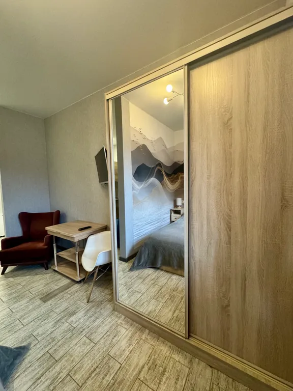 Студия с выделенной спальней и балконом в центре