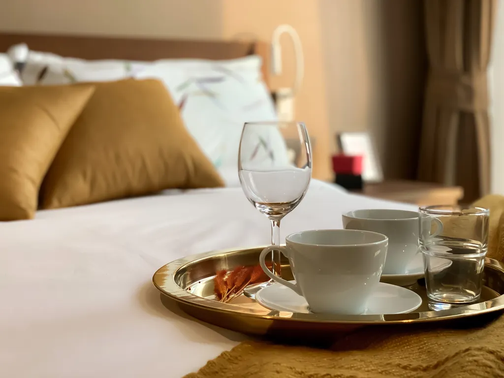 Две спальни с видом на озеро и море