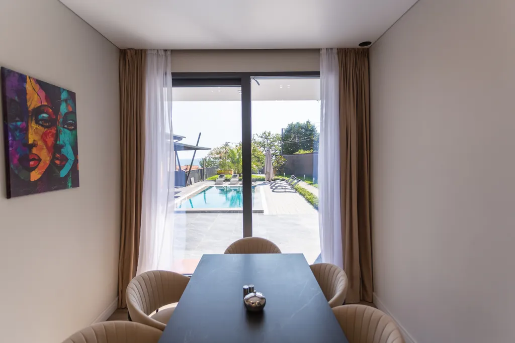 Дом у моря с бассейном