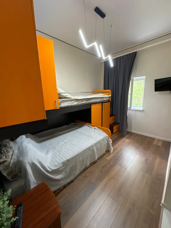 Дом рядом с лесом, с большой кухней и огромной парковой