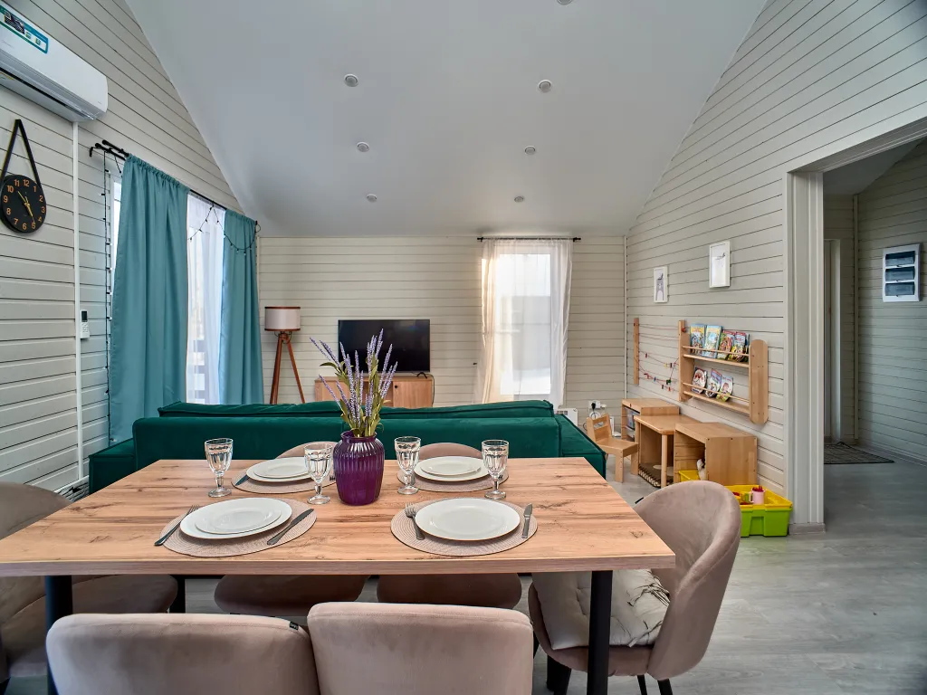 Творческий дом с игровой и полкой увлечений