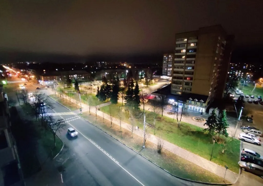 2-комнатная квартира с панорамным балконом в центре