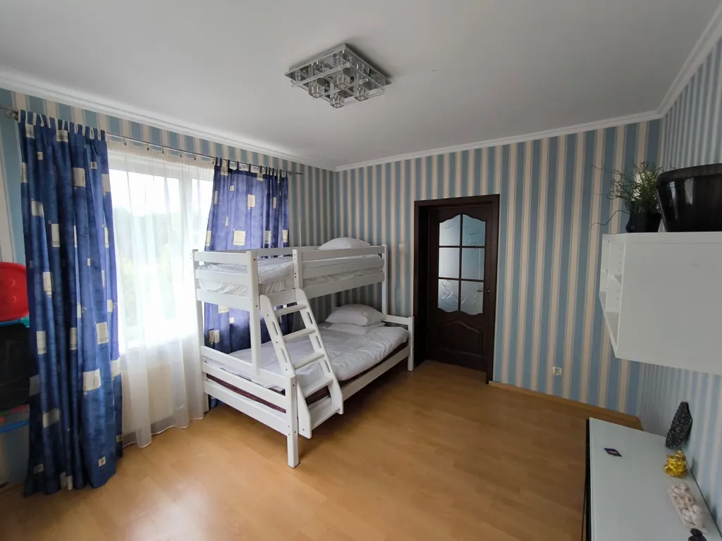 Уютный дом с бассейном, сауной и камином