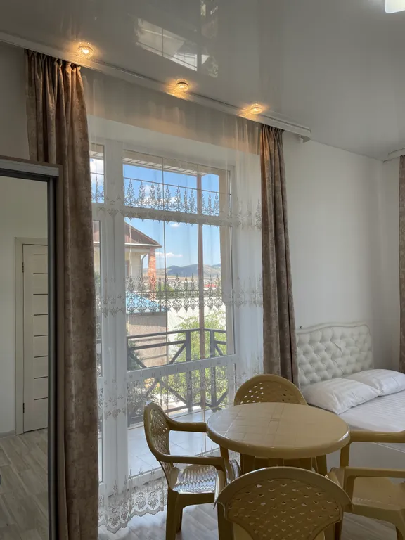 Четырёхместный номер  люкс с балконом с видом на город и горы