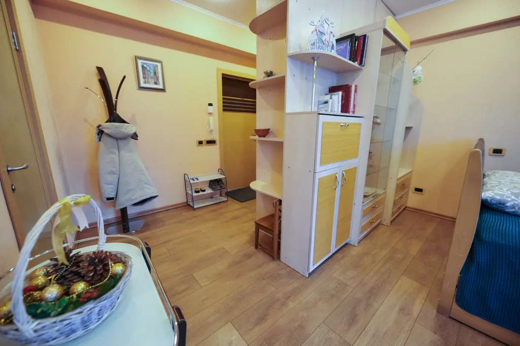 Уютная современная студия с удобным рабочим местом