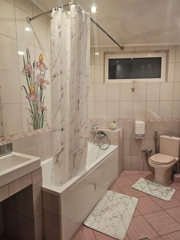 Дом в лесу с каминным деревом внутри