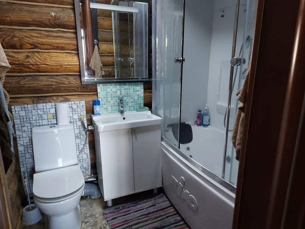 Дом изба в деревне с бассейном и баней