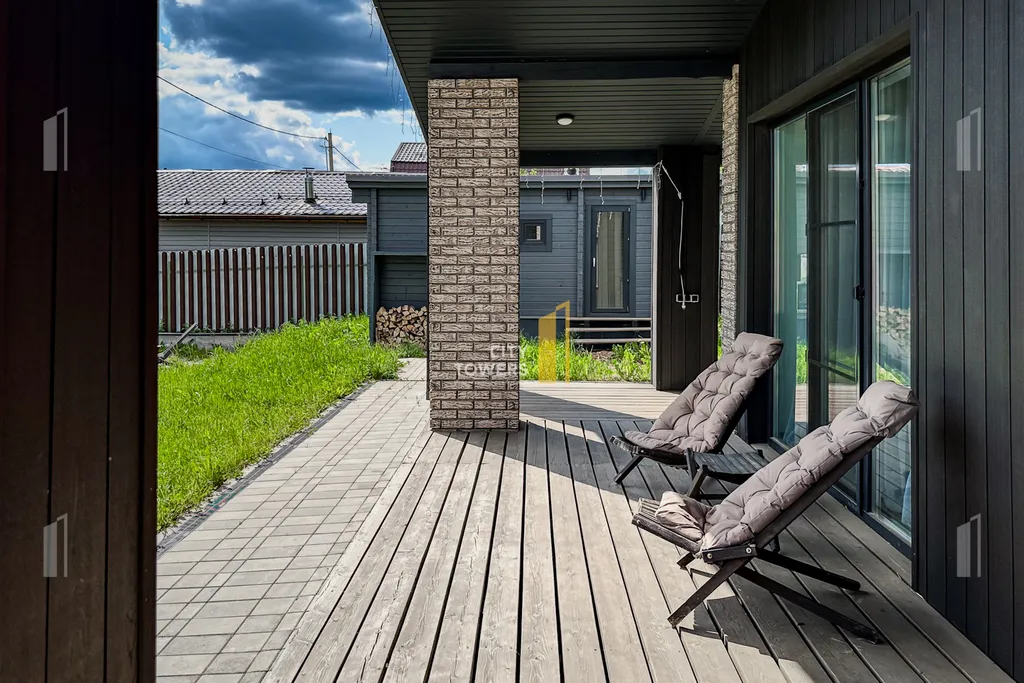 Новый дом в окружении елок с панорамными окнами и баней