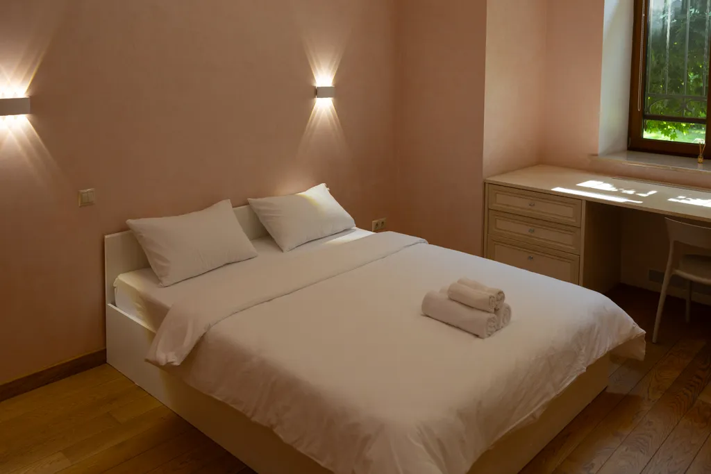 Особняк с большим бассейном в живописном лесном поселке