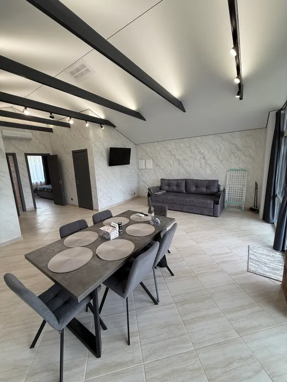 Уютный дом на берегу реки