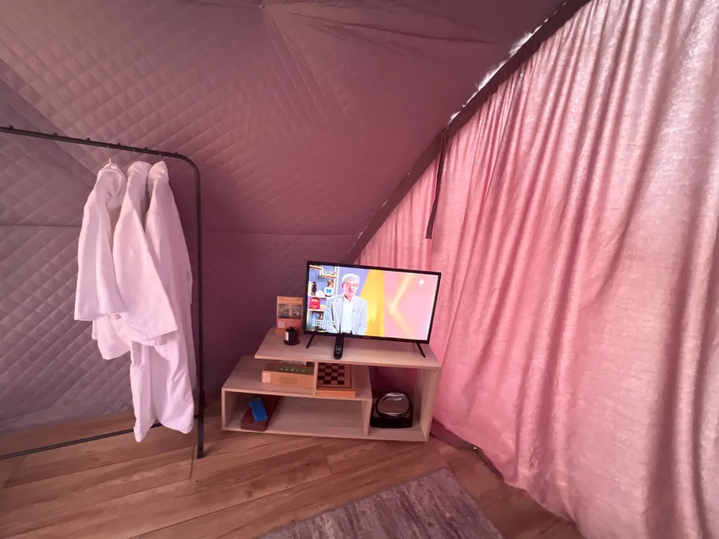 Сфера с открытым бассейном