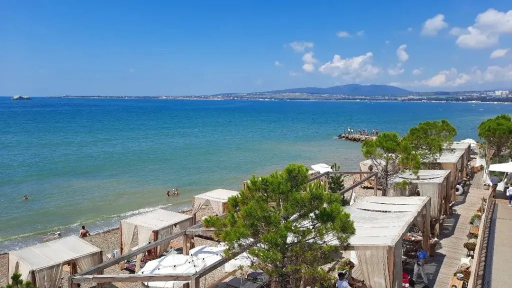 Шикарная 4-комнатная квартира у моря (Royal Apartment on Krymskaya 22)