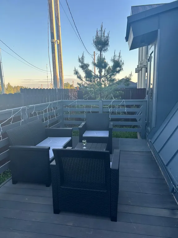 Дом-шалаш на берегу озера