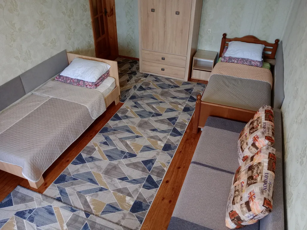 Комфортная 2-комнатная квартира с маленьким парком во дворе