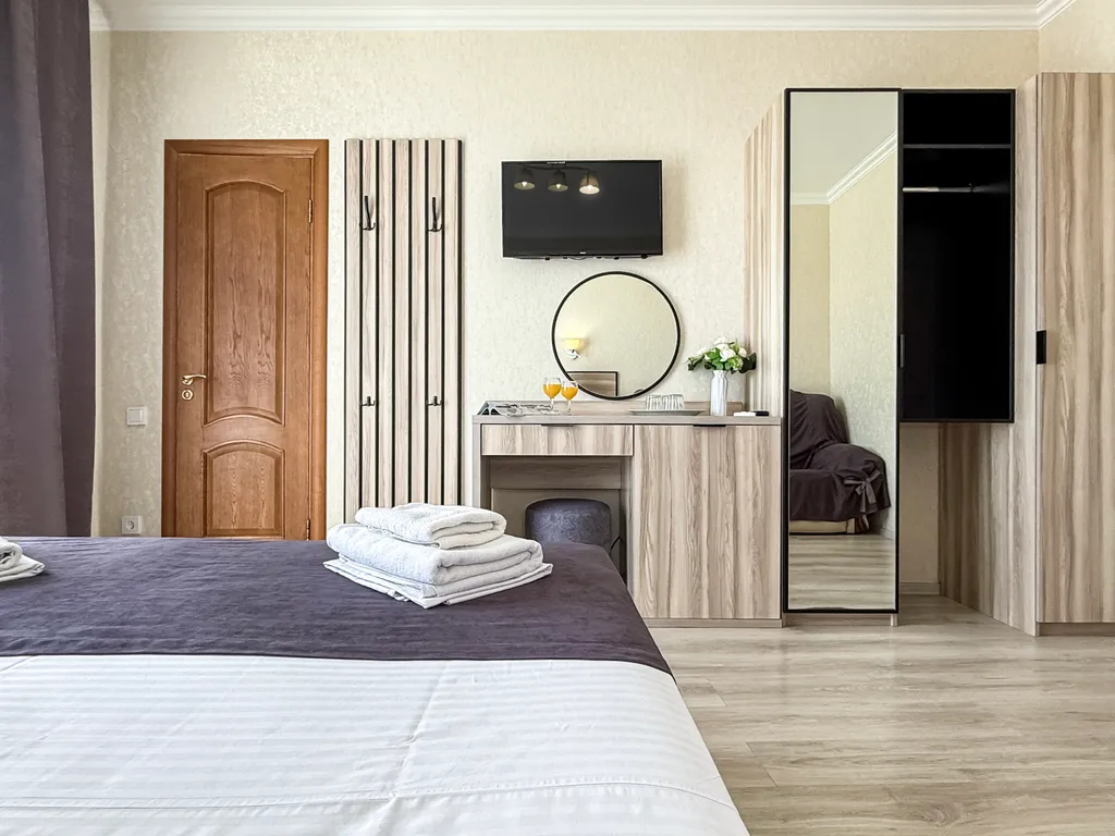 Трёхместный номер с балконом, завтрак, подогрев бассейн, 10 минут море