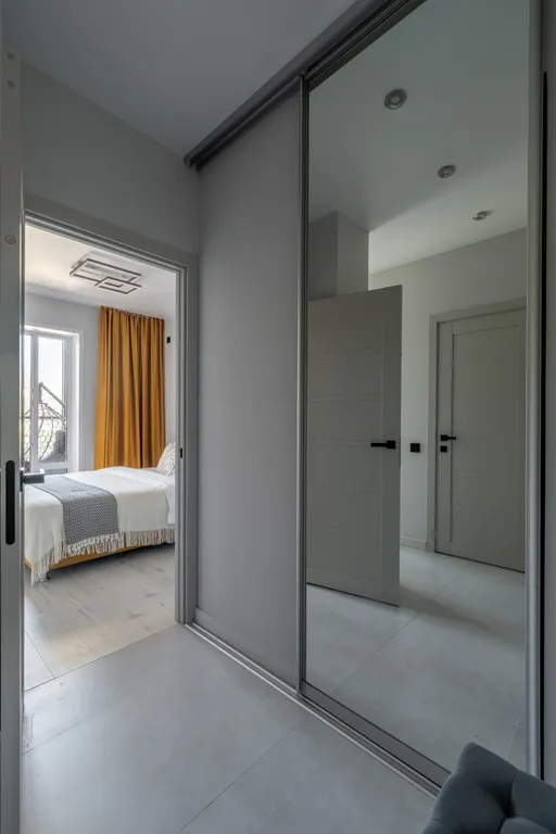 Светлая квартира с креслом на балконе