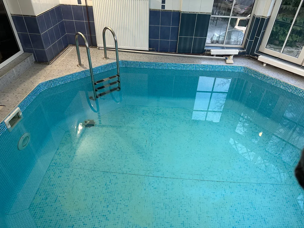 Дом в центре города с бассейном и баней