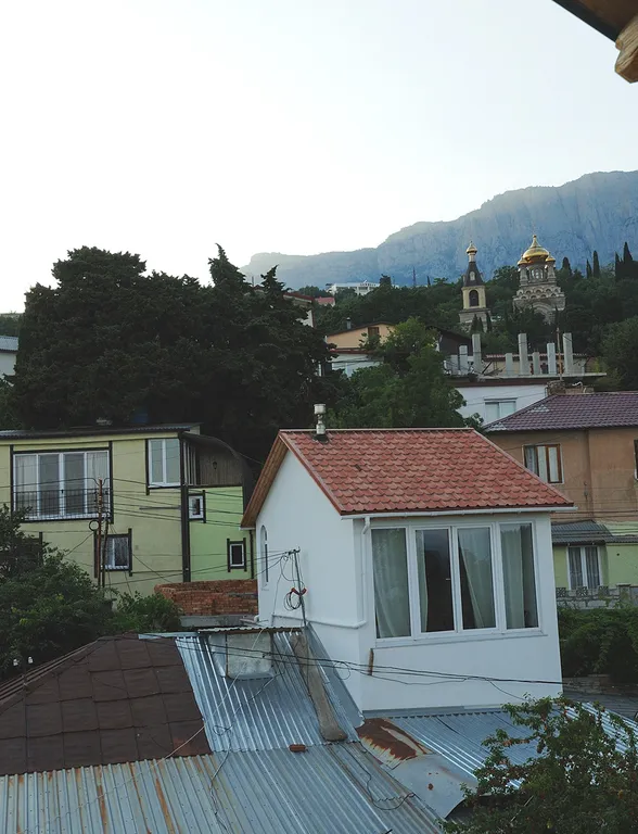 Дом с балконом, видом на море у пляжа и Воронцовского дворца