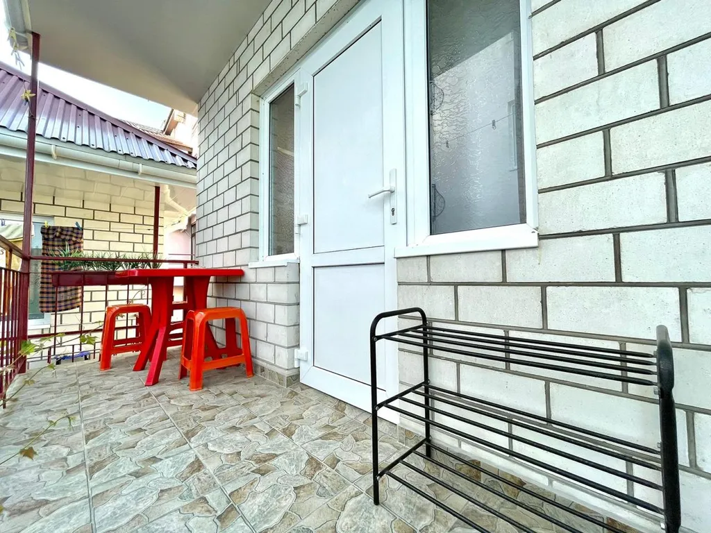 Коттедж Трехкомнатные апартаменты с балконом и с отдельным входом на земле — Анапа