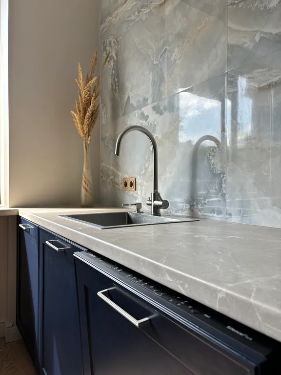 Огромная квартира на набережной