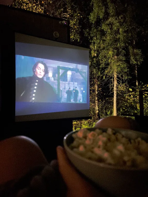 Зелёный домик в лесу на живописной улице