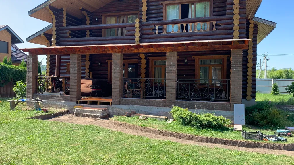 Загородный дом в лесу у реки