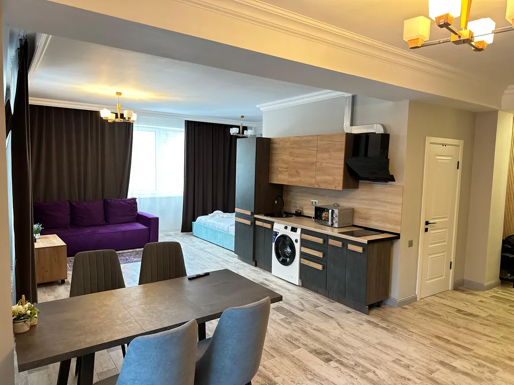 Квартира с дизайнерским евроремонтом и кухонной зоной