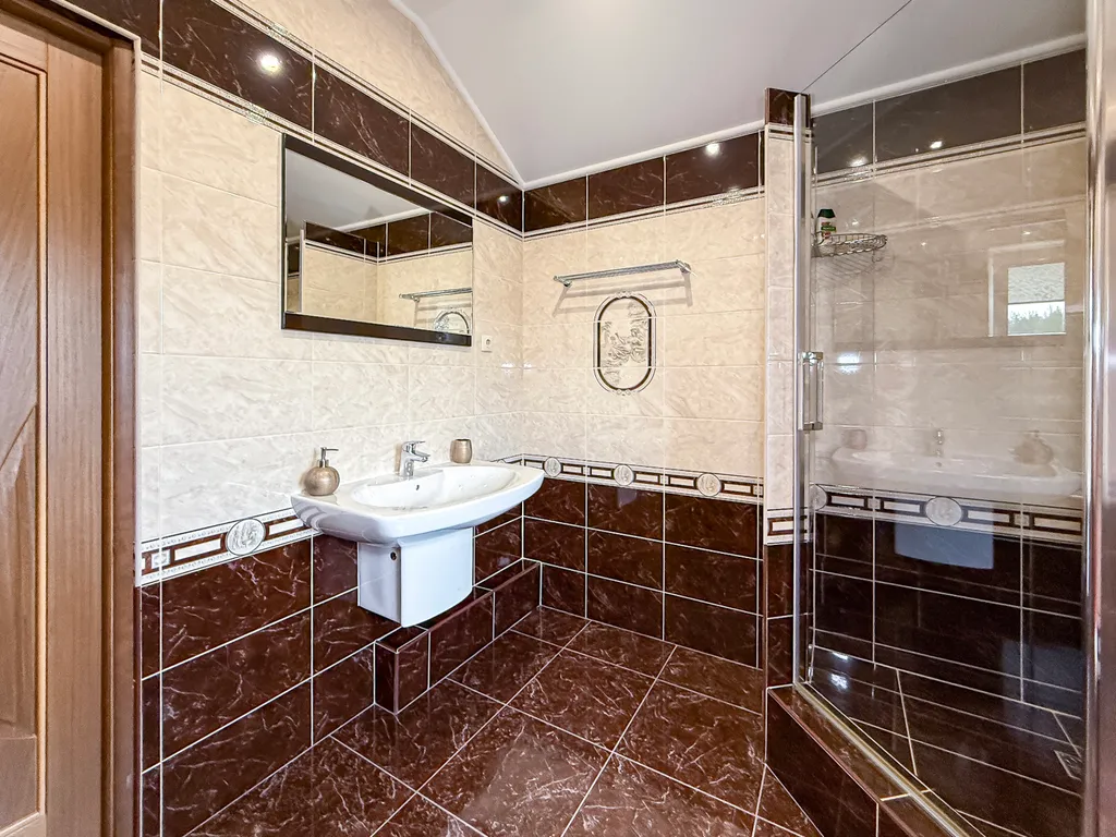 Просторный дом с видом на море и горы