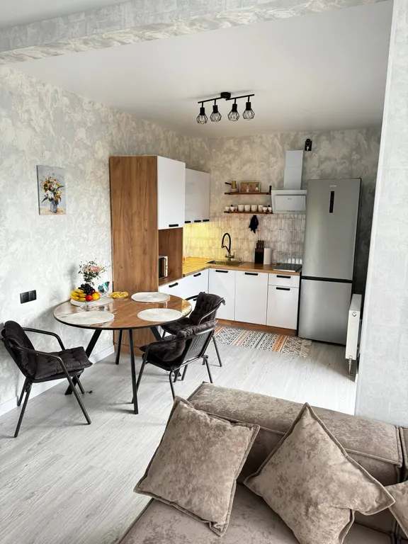 Стильный дом-шале с панорамными окнами, террасой и костровой зоной