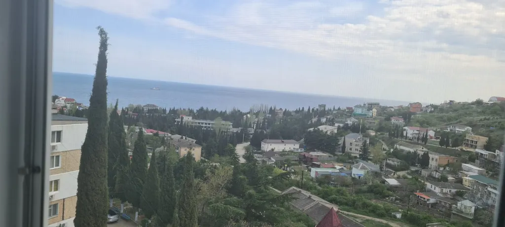 Уютная двухкомнатная квартира с видом на море вдали от шума