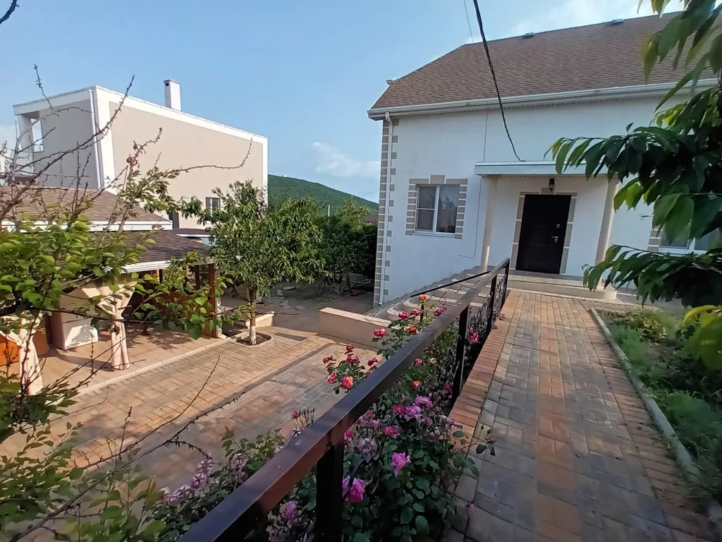 Дом у моря с панорамным видом на горы и море