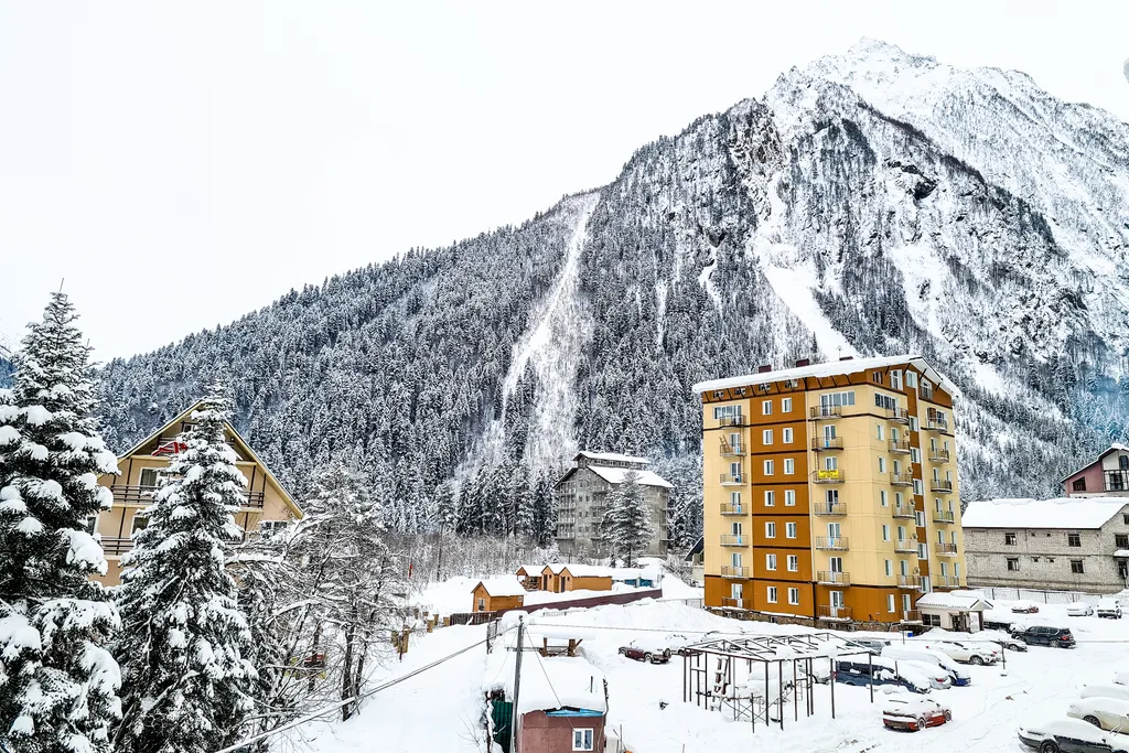 Апартаменты SkiDombay у ручья с видом на горы