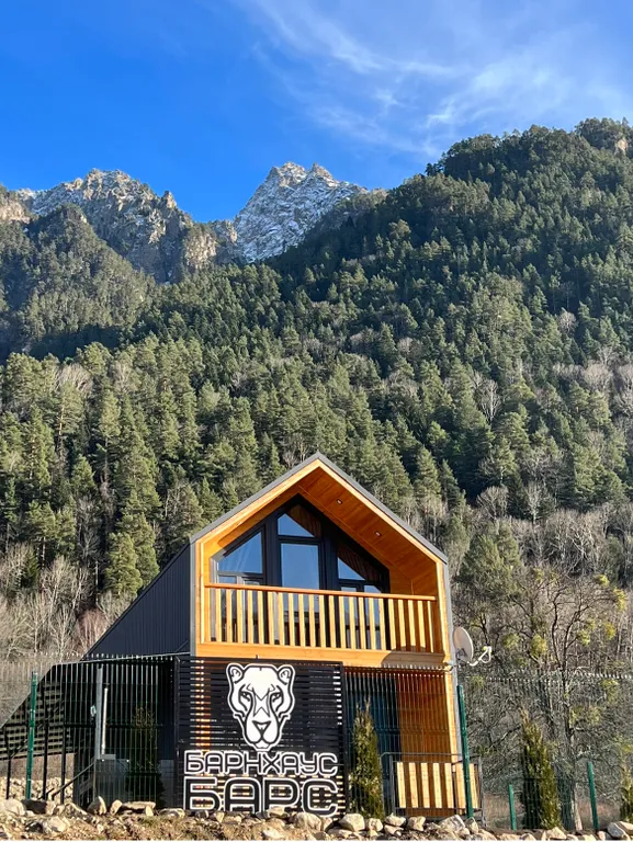 Дом в лесу с видом на горы Барнхаус Барс