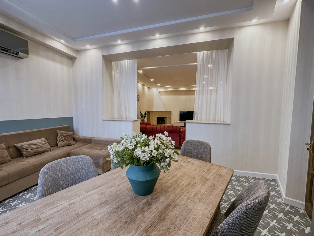 Лафамилия Тбилиси на площади Свободы