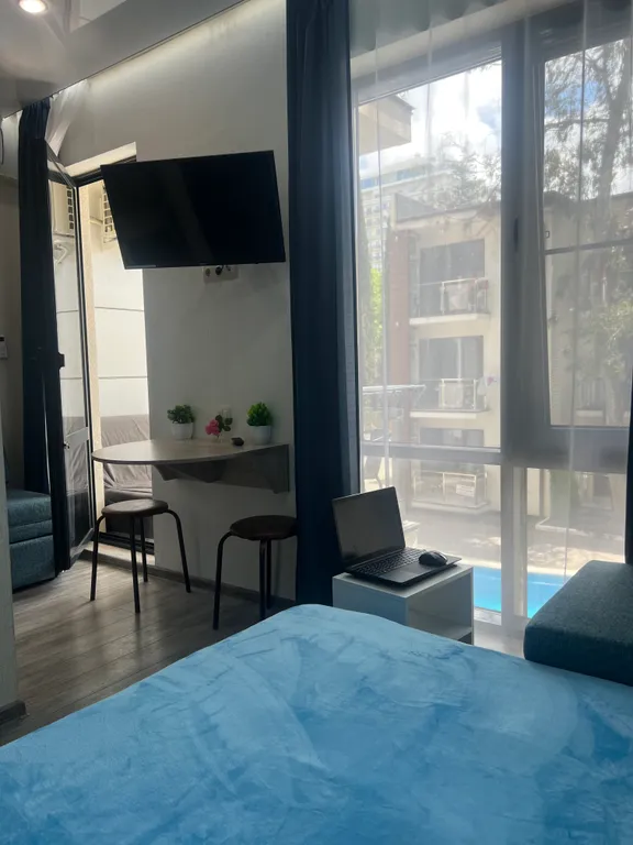 Квартира у моря с балконом и бассейном