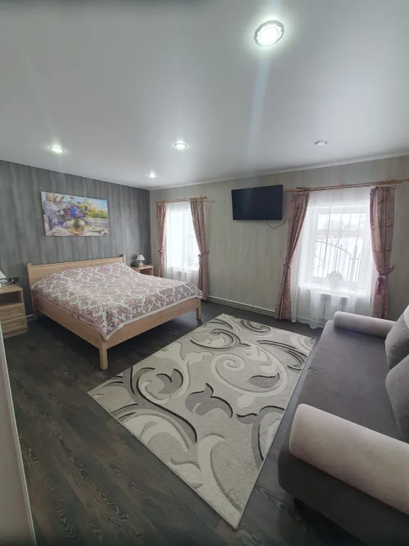 Уютный домик в деревне с верандой