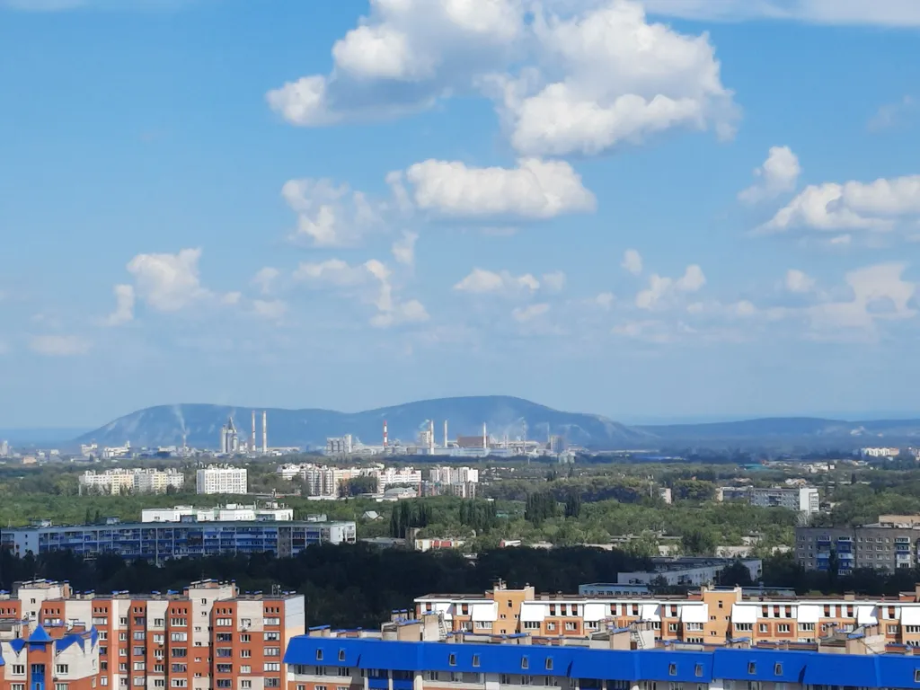 Смотровая квартира с панорамным видом на город с диваном и кроватью