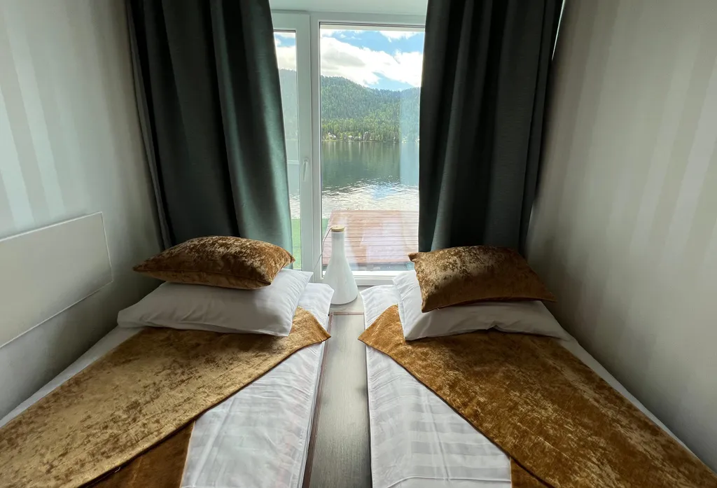 Дом америка на берегу телецкого озера