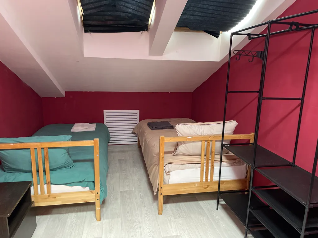 Красная комната на мансарде