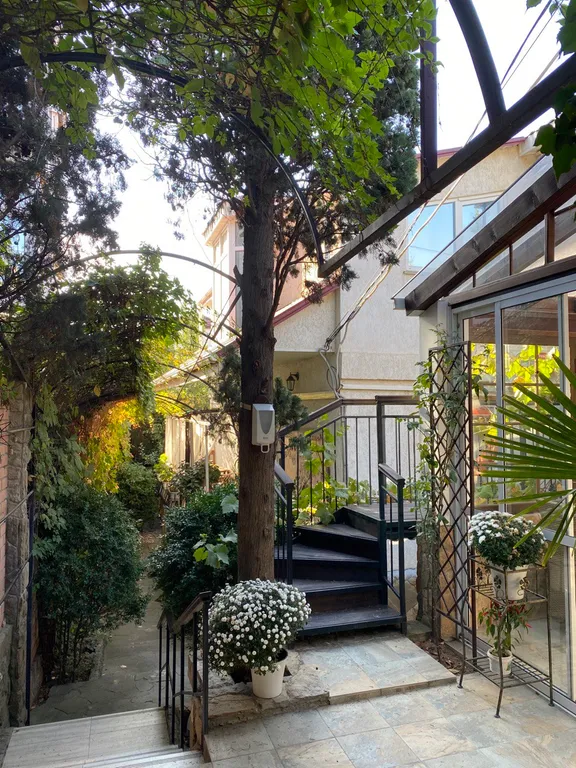 Апартамент с отдельным входом и балконами