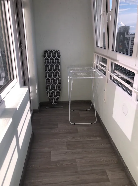 Светлая уютная студия в новом доме с новой мебелью