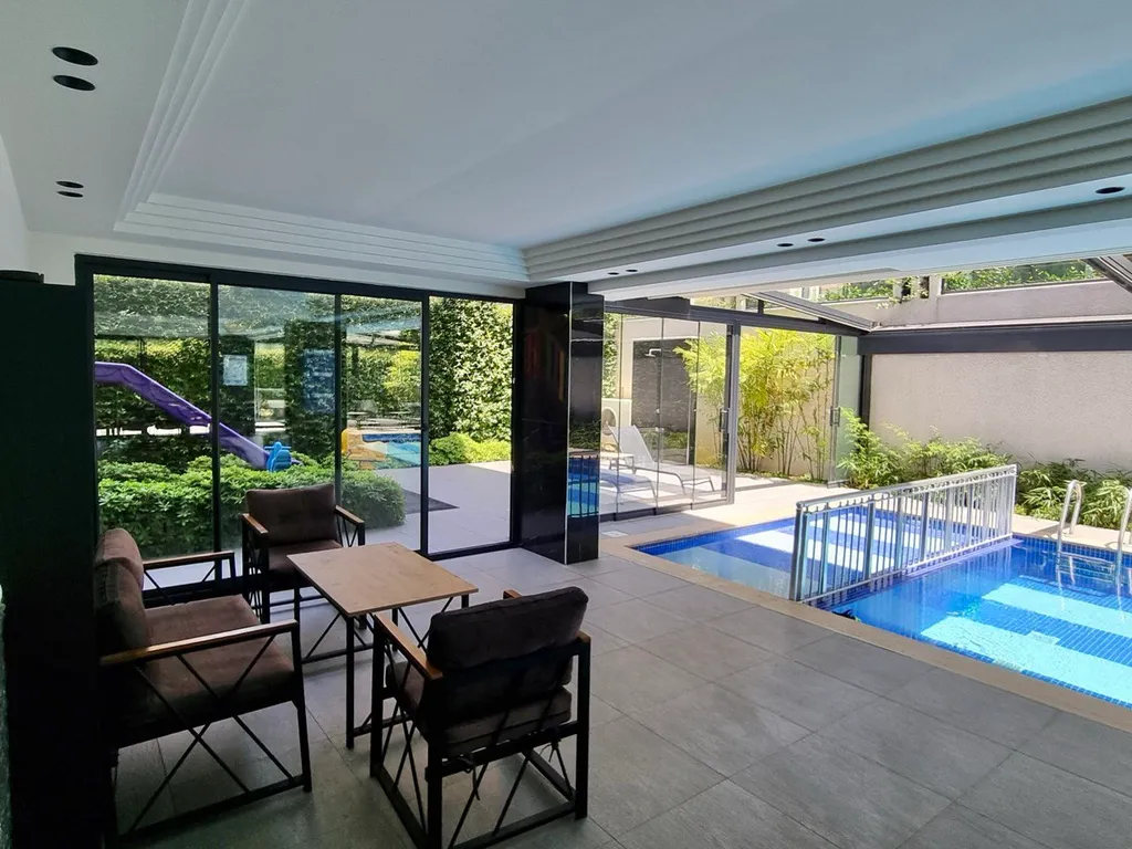 Стильные апартаменты в центре у пляжа Клеопатра