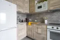 Кухня со всеми необходимыми приборами для готовки и для сервировки стола