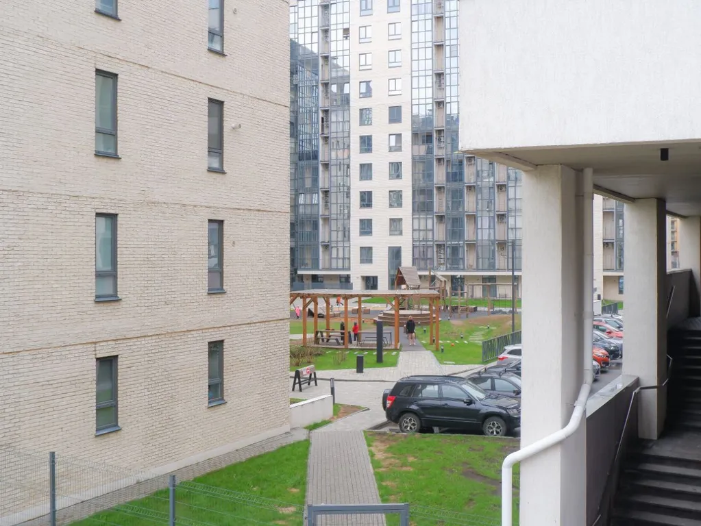 Новая дизайнерская квартира с видом на пруд