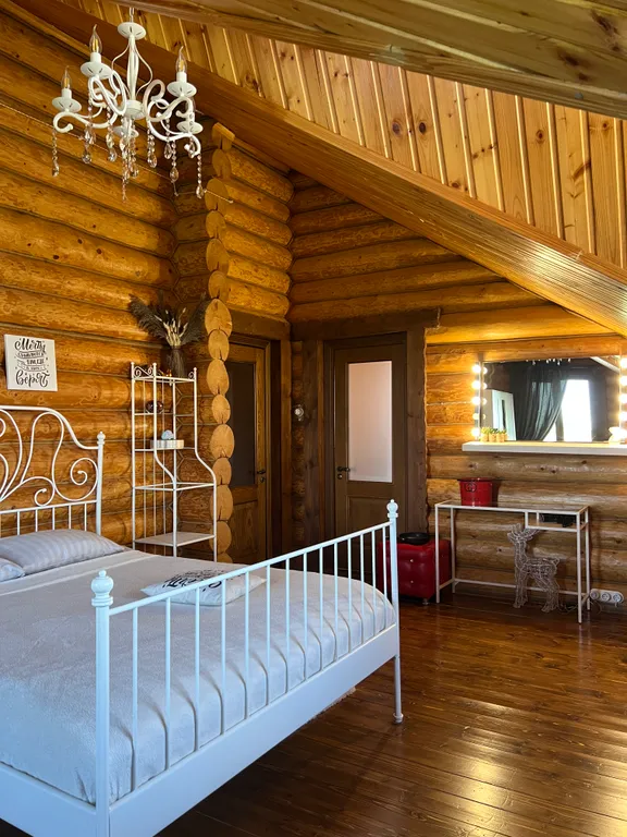 Красивый уютный бревенчатый дом с камином и видом на реку и церковь