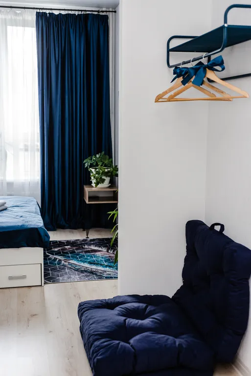 Новая просторная дизайнерская квартира-студия с высокими потолками