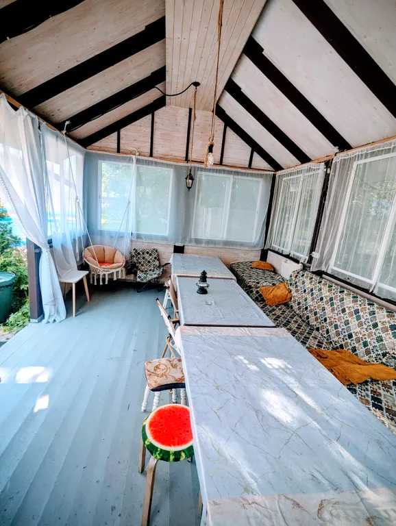 Большой красивый дом с камином в лесу