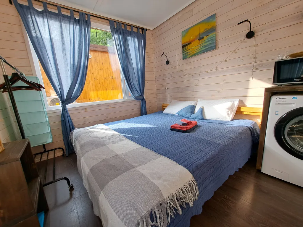 Мини-домик море с видом на горы